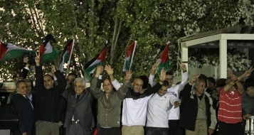 الأسرى المحررون : سعيدون بالإفراج وحزينون لبقاء زملاء لنا في سجون الاحتلال