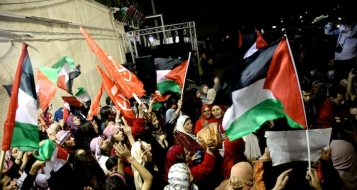 الأسرى المحررون : سعيدون بالإفراج وحزينون لبقاء زملاء لنا في سجون الاحتلال