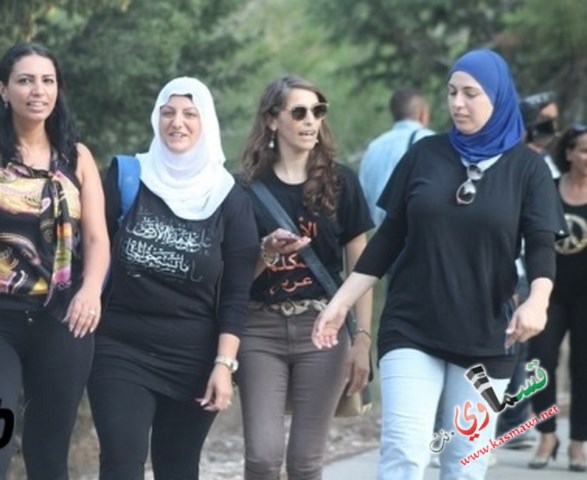 فلسطينيات تبادر في مسيرة الى قرية ميعار المهجرة وتؤكد على تمسكها بالأرض