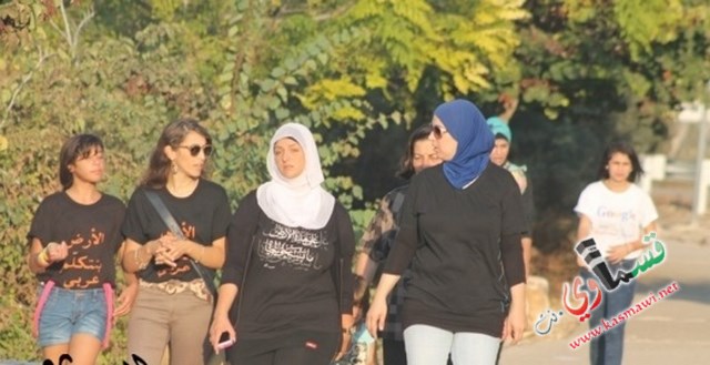 فلسطينيات تبادر في مسيرة الى قرية ميعار المهجرة وتؤكد على تمسكها بالأرض