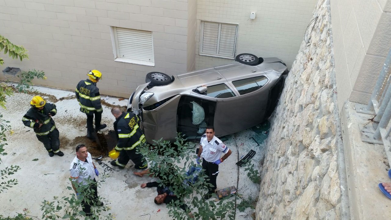 حيفا :سقط من أرتفاع 5 أمتار برفقة سيارته....والله ستر