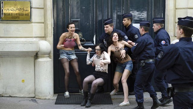  بالصور.. أمينة ورفيقاتها عاريات أمام سفارة مصر بفرنسا احتجاجا على حكم إعدام الإخوان