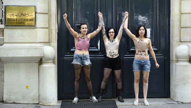  بالصور.. أمينة ورفيقاتها عاريات أمام سفارة مصر بفرنسا احتجاجا على حكم إعدام الإخوان