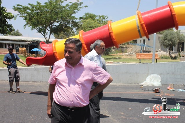 رئيس البلدية عادل بدير يشرف على نصب الالعاب الضخمة في المنتزه لاولاد كفرقاسم