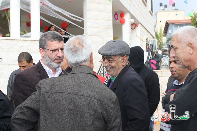 فيديو: وفد من رابطة المرابطون المقدسية يقدم التهاني للاسير اسلام بدير والوفود ما زالت تتوافد الى بيت والده 