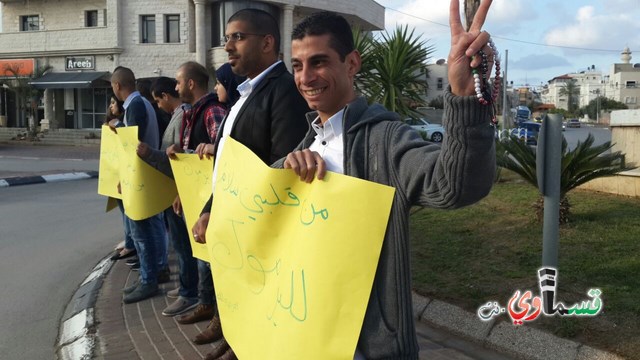 الطيبة : نشطاء العربية للتغيير يتظاهرون في الطيبة تضامنا مع ابناء مخيم اليرموك...انقذوا المخيم