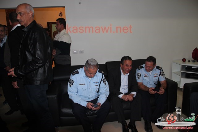 قيادات الشرطة تلتقي بشيوخ ووجهاء تحالف الامانة والعدالة في بيت الحاج ابو الامجد . 
