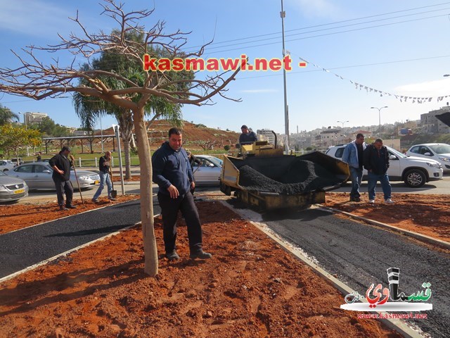 رئيس البلد الشيخ عادل بدير يُشرف على اعمال التزفيت في مدخل البلدة 