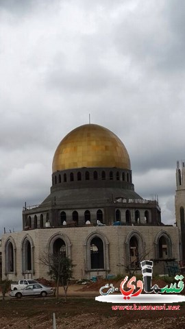  جلجولية : رفع القبة النحاسية على مسجد الروضة  رغم سوء الاحوال الجوية 