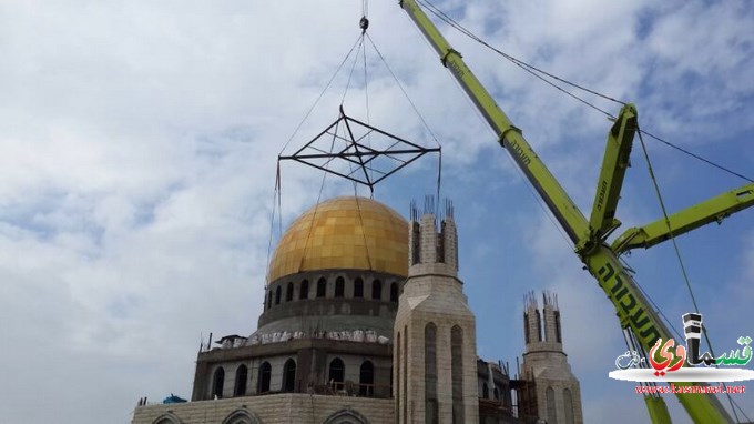  جلجولية : رفع القبة النحاسية على مسجد الروضة  رغم سوء الاحوال الجوية 