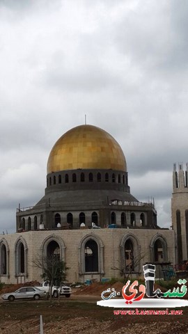  جلجولية : رفع القبة النحاسية على مسجد الروضة  رغم سوء الاحوال الجوية 