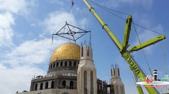  جلجولية : رفع القبة النحاسية على مسجد الروضة  رغم سوء الاحوال الجوية 