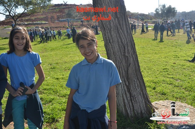 طلاب مدرسة الحياة وبن رشد  يغرسون الاشجار في منتزه عبد الكريم قاسم