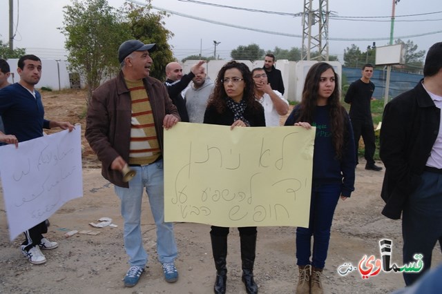 الطيبة : المئات يتظاهرون  من المثلث الجنوبي ضد حادثة اطلاق الرصاص على بيت مالك الطيبة نت 