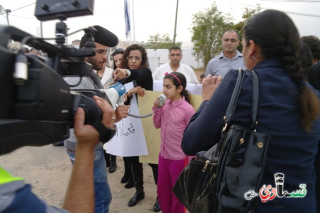 الطيبة : المئات يتظاهرون  من المثلث الجنوبي ضد حادثة اطلاق الرصاص على بيت مالك الطيبة نت 