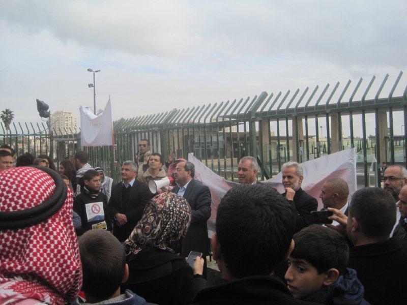 النواب صرصور والطيبي وأبو عرار  يشاركون أهالي  بيت صفافا  في تظاهرتهم  أمام الكنيست إحتجاجاً  على شارع 4  الإستيطاني 