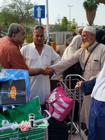 حجاج كفرقاسم في طريقهم الى البلدة ... بعد تدخل النائب احمد الطيبي السلطات الإسرائيلية تفتح الحدود للحجاج وتبدا الوفود بالعودة