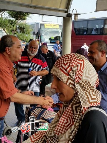 حجاج كفرقاسم في طريقهم الى البلدة ... بعد تدخل النائب احمد الطيبي السلطات الإسرائيلية تفتح الحدود للحجاج وتبدا الوفود بالعودة