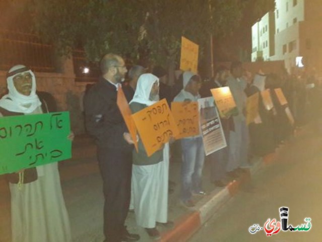 العشرات من النقب يتظاهرون امام بيت رئيس الحكومة بمشاركة لاعضاء الكنيست عن الحركة الاسلامية
