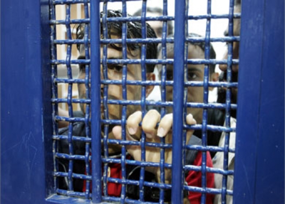 الاحتلال يعتقل مواطنتين فلسطينيين أثناء عودتهما من زيارة ذويهما في سجن عسقلان