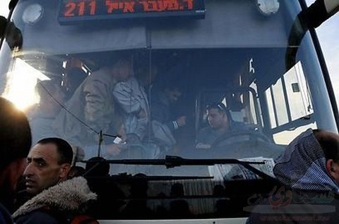 بالصور ..أول أيام الفصل العنصري للحافلات الاسرائيلية التي تقل العمال الفلسطينيين