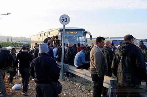 بالصور ..أول أيام الفصل العنصري للحافلات الاسرائيلية التي تقل العمال الفلسطينيين