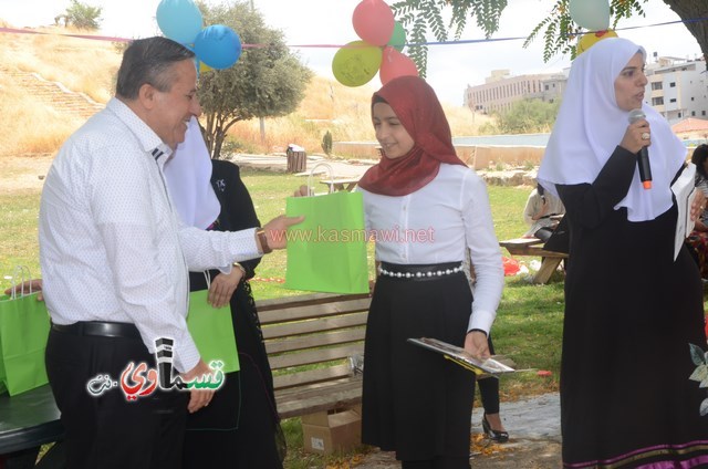 كفرقاسم- فيديو: الرئيس عادل بدير  الأوائل الدينية النواة الاولى لشيخنا المرحوم المؤسس وصرح تعليمي نفتخر به وتخريج فوج اخر في كرنفال ابداعي جمع الطلاب والأهالي