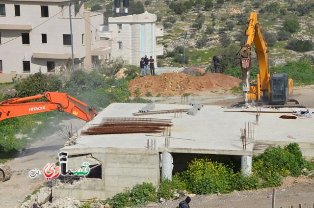 فيديو: قوات كبيرة ومُدججة بالدبابات والصواريخ تهدم اساسات بيت الشيخ غازي عيسى بحجة البناء في ارض المنهال ...