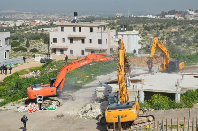 فيديو: قوات كبيرة ومُدججة بالدبابات والصواريخ تهدم اساسات بيت الشيخ غازي عيسى بحجة البناء في ارض المنهال ...