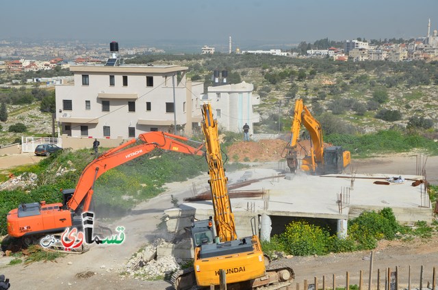 فيديو: قوات كبيرة ومُدججة بالدبابات والصواريخ تهدم اساسات بيت الشيخ غازي عيسى بحجة البناء في ارض المنهال ...