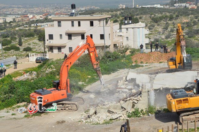 فيديو: قوات كبيرة ومُدججة بالدبابات والصواريخ تهدم اساسات بيت الشيخ غازي عيسى بحجة البناء في ارض المنهال ...