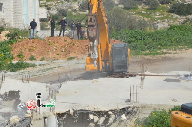 فيديو: قوات كبيرة ومُدججة بالدبابات والصواريخ تهدم اساسات بيت الشيخ غازي عيسى بحجة البناء في ارض المنهال ...