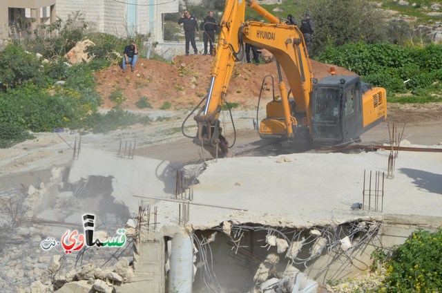 فيديو: قوات كبيرة ومُدججة بالدبابات والصواريخ تهدم اساسات بيت الشيخ غازي عيسى بحجة البناء في ارض المنهال ...