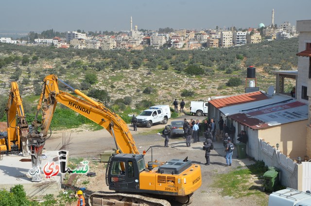 فيديو: قوات كبيرة ومُدججة بالدبابات والصواريخ تهدم اساسات بيت الشيخ غازي عيسى بحجة البناء في ارض المنهال ...