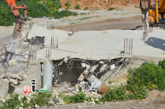 فيديو: قوات كبيرة ومُدججة بالدبابات والصواريخ تهدم اساسات بيت الشيخ غازي عيسى بحجة البناء في ارض المنهال ...