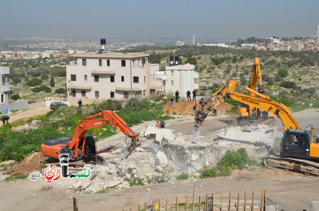 فيديو: قوات كبيرة ومُدججة بالدبابات والصواريخ تهدم اساسات بيت الشيخ غازي عيسى بحجة البناء في ارض المنهال ...