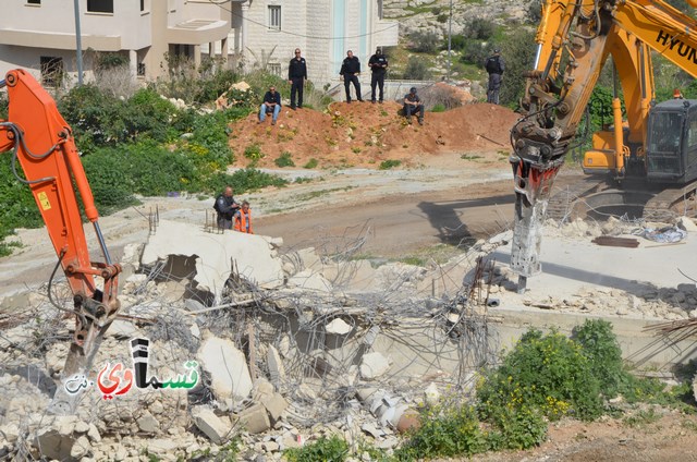 فيديو: قوات كبيرة ومُدججة بالدبابات والصواريخ تهدم اساسات بيت الشيخ غازي عيسى بحجة البناء في ارض المنهال ...