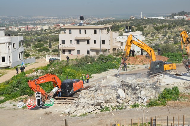 فيديو: قوات كبيرة ومُدججة بالدبابات والصواريخ تهدم اساسات بيت الشيخ غازي عيسى بحجة البناء في ارض المنهال ...