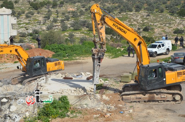 فيديو: قوات كبيرة ومُدججة بالدبابات والصواريخ تهدم اساسات بيت الشيخ غازي عيسى بحجة البناء في ارض المنهال ...