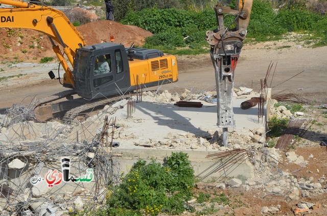 فيديو: قوات كبيرة ومُدججة بالدبابات والصواريخ تهدم اساسات بيت الشيخ غازي عيسى بحجة البناء في ارض المنهال ...