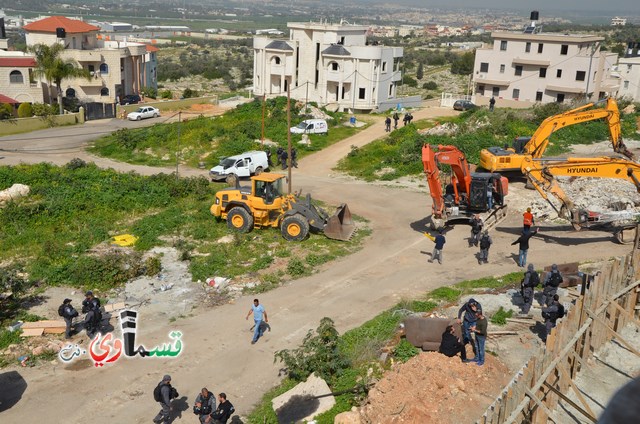 فيديو: قوات كبيرة ومُدججة بالدبابات والصواريخ تهدم اساسات بيت الشيخ غازي عيسى بحجة البناء في ارض المنهال ...