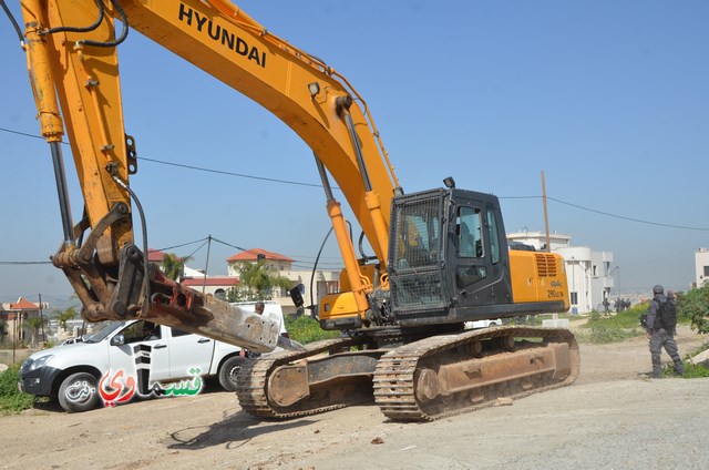 فيديو: قوات كبيرة ومُدججة بالدبابات والصواريخ تهدم اساسات بيت الشيخ غازي عيسى بحجة البناء في ارض المنهال ...