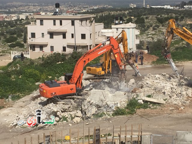 فيديو: قوات كبيرة ومُدججة بالدبابات والصواريخ تهدم اساسات بيت الشيخ غازي عيسى بحجة البناء في ارض المنهال ...