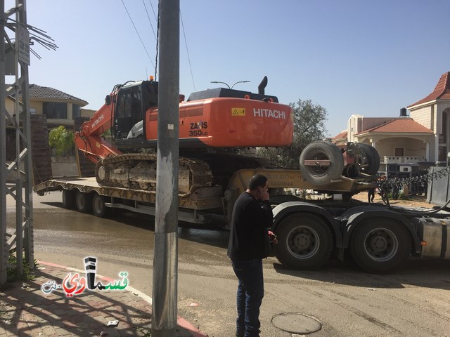 فيديو: قوات كبيرة ومُدججة بالدبابات والصواريخ تهدم اساسات بيت الشيخ غازي عيسى بحجة البناء في ارض المنهال ...