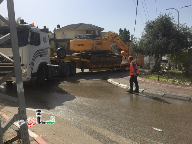 فيديو: قوات كبيرة ومُدججة بالدبابات والصواريخ تهدم اساسات بيت الشيخ غازي عيسى بحجة البناء في ارض المنهال ...