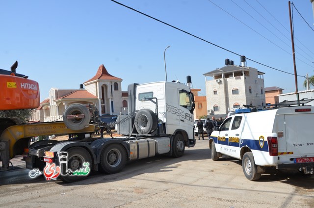 فيديو: قوات كبيرة ومُدججة بالدبابات والصواريخ تهدم اساسات بيت الشيخ غازي عيسى بحجة البناء في ارض المنهال ...