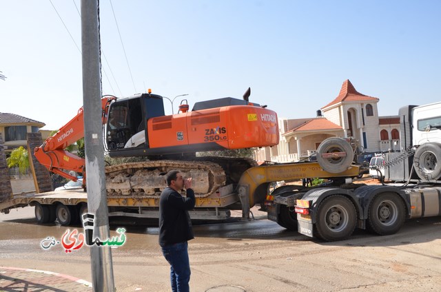 فيديو: قوات كبيرة ومُدججة بالدبابات والصواريخ تهدم اساسات بيت الشيخ غازي عيسى بحجة البناء في ارض المنهال ...