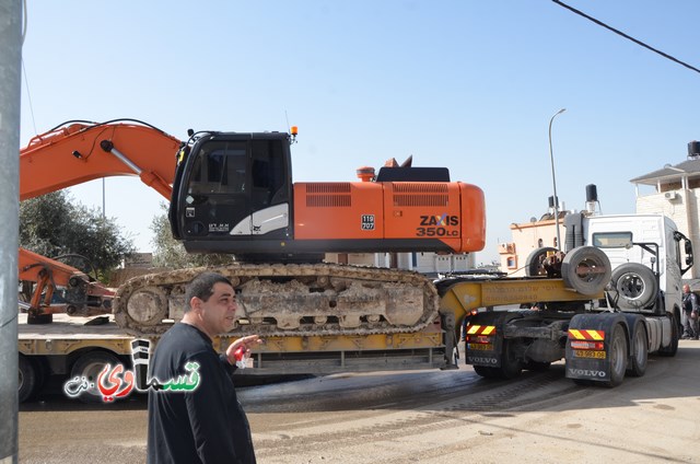 فيديو: قوات كبيرة ومُدججة بالدبابات والصواريخ تهدم اساسات بيت الشيخ غازي عيسى بحجة البناء في ارض المنهال ...