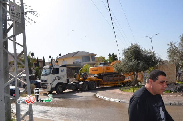 فيديو: قوات كبيرة ومُدججة بالدبابات والصواريخ تهدم اساسات بيت الشيخ غازي عيسى بحجة البناء في ارض المنهال ...