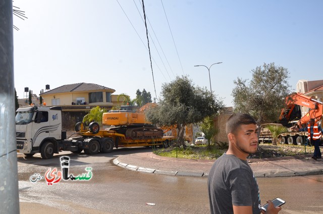 فيديو: قوات كبيرة ومُدججة بالدبابات والصواريخ تهدم اساسات بيت الشيخ غازي عيسى بحجة البناء في ارض المنهال ...